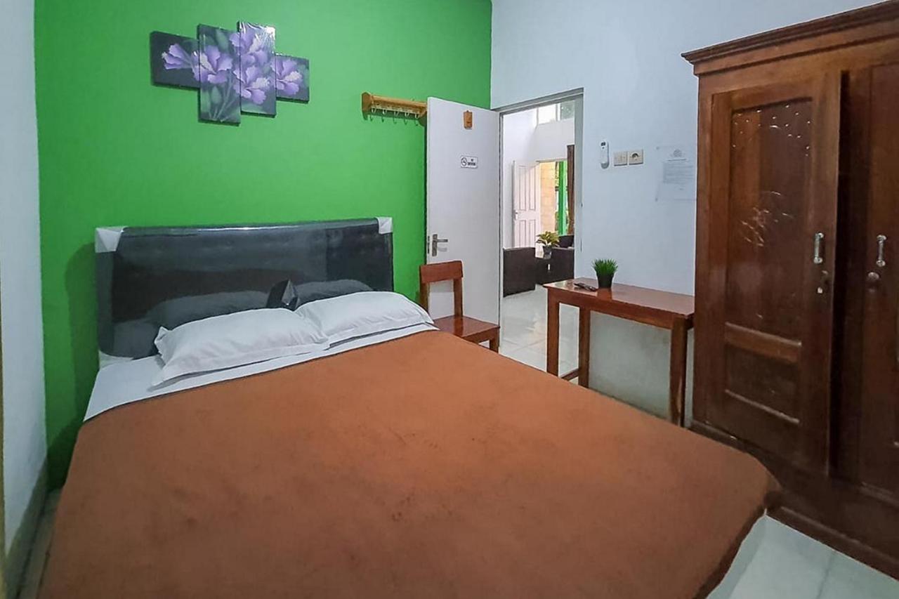 Syafa Homestay Syariah Mitra Reddoorz Tuban  Eksteriør bilde