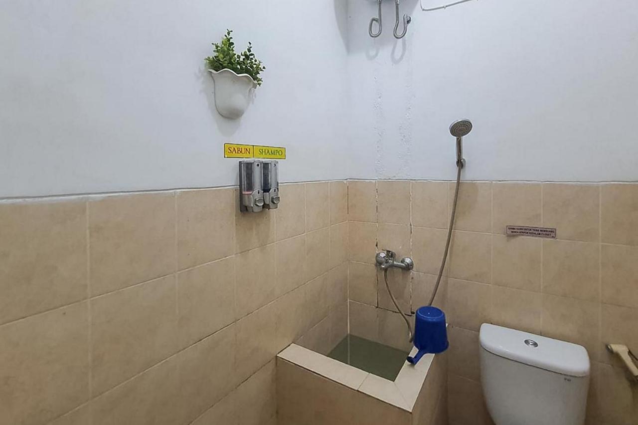 Syafa Homestay Syariah Mitra Reddoorz Tuban  Eksteriør bilde