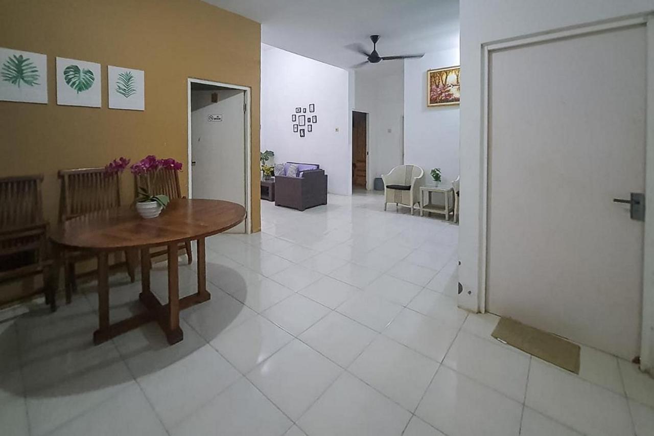 Syafa Homestay Syariah Mitra Reddoorz Tuban  Eksteriør bilde