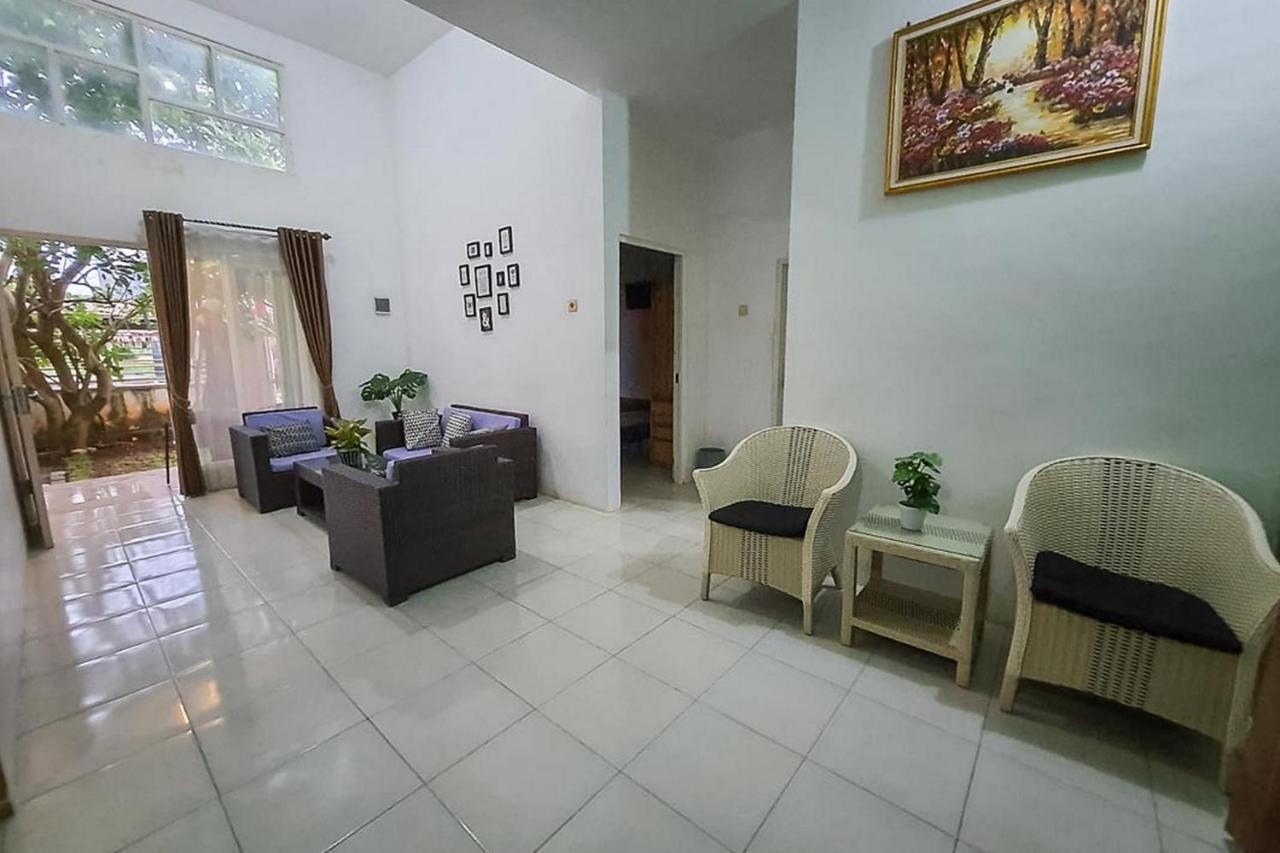 Syafa Homestay Syariah Mitra Reddoorz Tuban  Eksteriør bilde
